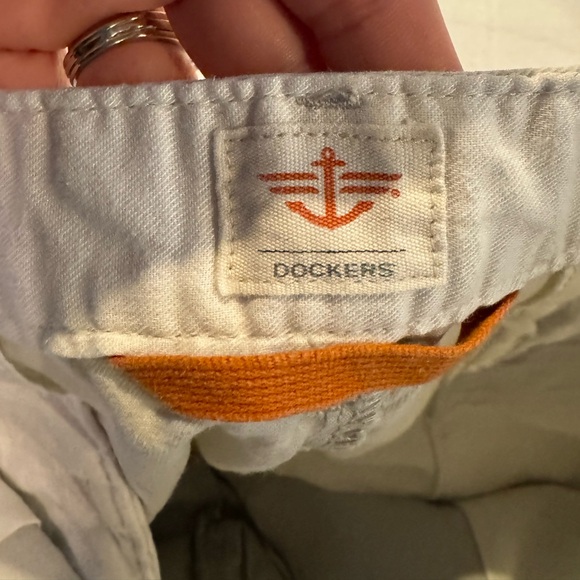 Dockers Light Khaki Flat Front Shorts 38”
Inseam 10.5” Nice Condition - Picture 3 of 4